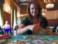 spirituele dame die tarot kaarten legt