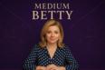 "Medium Betty portretfoto in paarse spirituele setting met gouden geometrie. Ervaren helderziende voor toekomstinzichten, lifecoaching en energieadvie