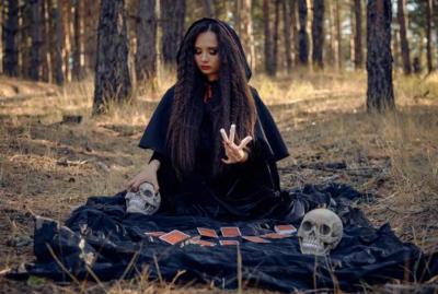 Vrouw met paarse heksenhoed voor een spirituele achtergrond in warme tinten, symbool voor intuïtie, mystiek en innerlijke kracht – perfecte visuele we