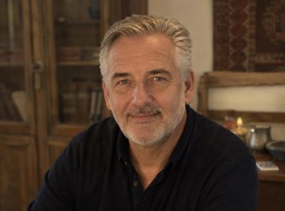 Vriendelijke profielfoto van medium Rein in een warme, huiselijke setting met rustige, traditionele uitstraling.