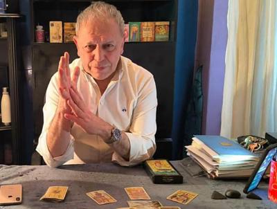 Medium Eddie leest je stem én ziel – specialist in liefde, financiën en toekomstinzichten.