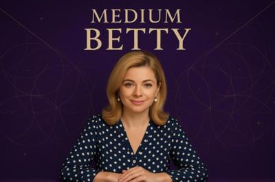 "Medium Betty portretfoto in paarse spirituele setting met gouden geometrie. Ervaren helderziende voor toekomstinzichten, lifecoaching en energieadvie